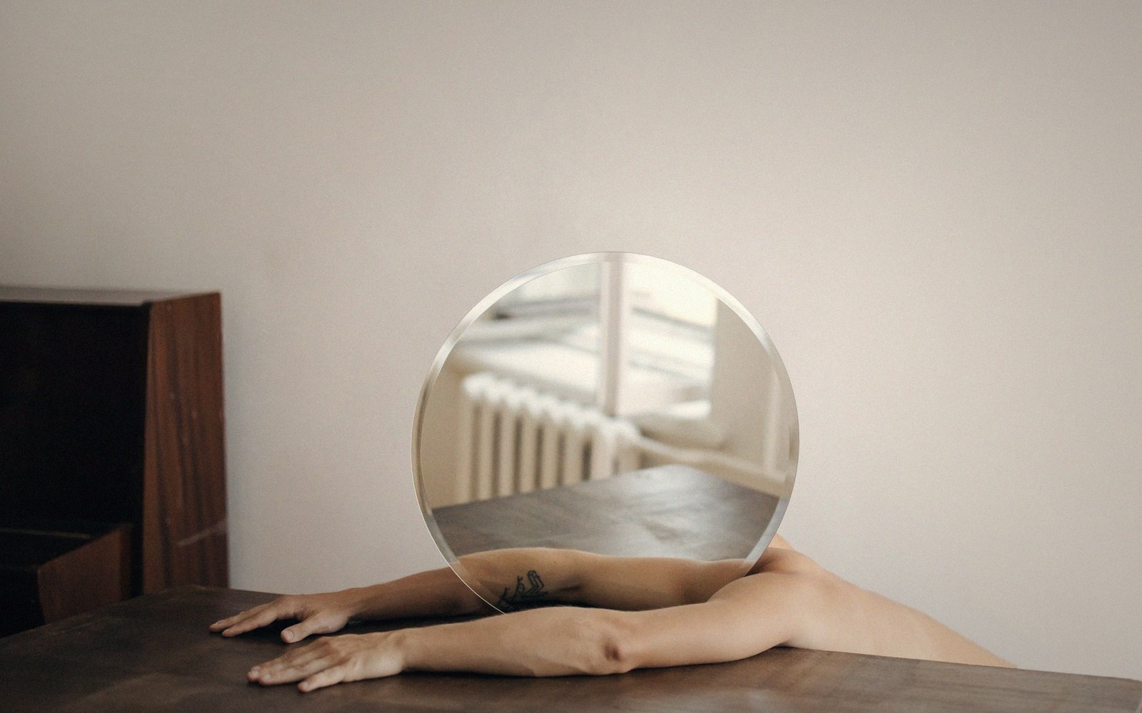 Somebody sliding a mirror along a side wall